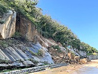　環島北路邊坡許多巨石處順向坡地，近年來逢雨必有巨石滑落。（圖／文：陳鵬雄）