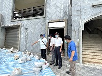 　工務處10日下午邀陳遠鴻建築師會同教育處、中山國中等共同就辦公大樓安全進行初勘。（圖／文：陳鵬雄）