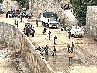 　芹壁重災區善後告一段落，10日下午重型機具退場改以人力方式進行細部清理工作。（圖／文：陳鵬雄）