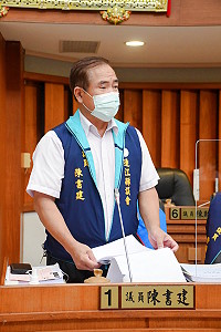 　議員陳書建進行質詢。（圖／文：曹重偉）
