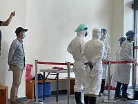 北竿機場11日入境48位乘客之中有9位未在松山快篩,機場防疫人員完成攔截勸導任務。(圖/文:陳鵬雄)