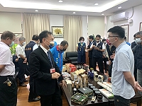 　產發處於議會陳列109年度SBIR輔導產品，處長王建華介紹產品。（圖／文：馮紹夫）