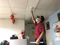 莒光鄉公所在國防部睦鄰經費的補助下採購「住宅用火災警報器」,會同消防局執行家戶安裝工作,讓鄉親生命財產安全多一層保障。(圖/文:宋幸儒、莒光消防分隊)