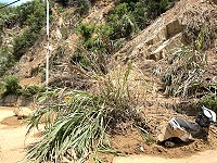 　北竿白沙南碼頭聯外道路邊坡坍方，多部機車遭土石掩埋。（圖／文：陳鵬雄）