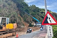 東引樂華村聯外道路坍方邊坡,上方有二座舊有空墓穴搖搖欲墜,鄉公所施工拆除,預防危險發生。(圖/文:陳其敏)