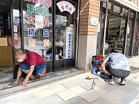 　塘岐中正路地勢最低的2戶人家自掏腰包在門口加裝活動式擋水板。（圖／文：陳鵬雄）