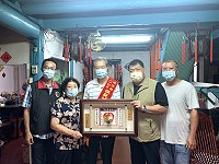 　南竿鄉110年模範父親陳寶利，鄉長陳振國等人到府頒贈匾額。（圖／文：馮紹夫）