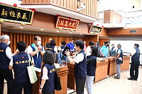 　議長張永江敲下議事槌，連江縣議會第7屆第5次定期大會13日圓滿閉會，局處長們起身向出席議員們握手致意，感謝支持與指教。（圖／文：曹重偉）