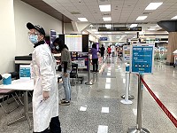 　交旅局因應乘客入境，已在松山機場設置立牌進行宣導，籲請遊客前往馬祖先行快篩。（圖：交旅局）