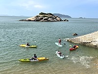 　2021年北竿海洋文化之旅舟遊北竿活動14日芹壁啟航，今年新增SUP立式划槳項目。（圖／文：陳鵬雄）