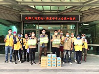民進黨連江縣黨部致贈連江縣環資局、南北竿鄉公所、國軍等單位飲料,感謝各單位協助87水災後復原。(圖:民進黨連江縣黨部)