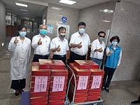 立委、府會首長13日致贈水梨禮盒為縣立醫院醫護與防疫人員加油,並表敬意。(圖:立委陳雪生服務處)