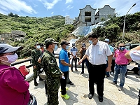 指揮官與陳委員及縣府團隊視導災後復原狀況。(圖/文:賴閩蝶)
