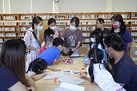 降級解封活動第一發,文化處110年閱讀推廣首場活動14日下午2時在中正圖書館舉辦聽故事、動手作,吸引許多親子檔前往同樂。(圖:縣府文化處)
