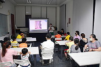 　縣府文化處首推馬媳親子小學堂－新住民親子共讀創作活動，首場邀請徐筠晴女士分享《我也是台灣人》，再由小學員畫出自己最愛的媽媽。（圖／文：曹重偉）