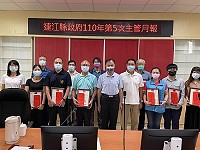 民政處科長曹祐誠、消防局科長陳可榮獲選110年模範公務人員,同時表揚績優人員、績優團體以及縣府創意提案人員。(圖:人事處)