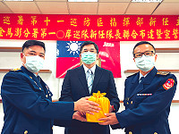 海巡署17日舉辦第十一巡防區指揮部新主任陳柏璋(圖右)、第一○岸巡隊新隊長鄭曜斌聯合布達宣誓典禮,地方人士給予祝福。(圖:第一○岸巡隊)