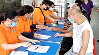 南竿鄉110年老人政經參訪活動開放報名,公所於獅子市場設攤受理報名,老人家踴躍到場申請。(圖/文:曹重偉)
