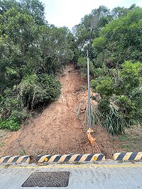 　北竿山線北竿大道邊坡在此次豪雨中也有多處重大坍方。（圖／文：陳鵬雄）