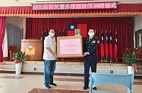 因應業務需求,連江縣警察之友會由兼任理事長議長張永江代表,捐贈一套電化教學多媒體設備給縣警局,局長蔡鴻義代表接受。(圖:連江縣警察之友會)