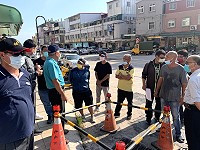 　介壽蔬菜公園前下水道管線嚴重阻塞，議員曹以標邀集各單位現勘改善工程，彙整各方意見。（圖／文：馮紹夫）