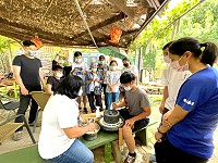 　馬青協會21日在開心農場舉辦七夕來吃鼎邊抆活動，品嚐傳統美食也學會母語。（圖／文：陳鵬雄）