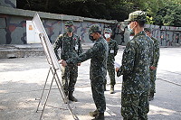 　指揮官聽取單位簡報。（圖／文：程琬琳）