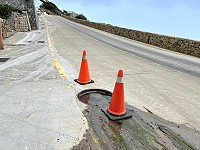 芹壁公廁前方污水陰井遭泥沙阻塞失去功能,部份污水產生溢流現象。(圖/文:陳鵬雄)