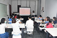 　馬媳親子小學堂第2場邀請馬媳邱彩虹導讀繪本《蘋果甜蜜蜜》，還有親子共同創作，請小朋友畫一棵想和媽媽一起種的樹，氣氛溫馨。（圖／文：曹重偉）