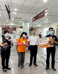 因應國內查獲走私越南肉製品檢驗出非洲豬瘟,移民署昨天結合CIQS等單位人員,在福澳港新旅運大樓候船大廳加強宣導。(圖:移民署連江地區行政中心)