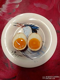 因疫情短期失業,北竿導遊黑冰冰自行研發馬祖老酒糖沁蛋口味獨特。(圖/林愛蘭提供)