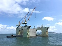 工務處福澳東突堤碼頭延建75米工程,3座工程大型沉箱第1座26日晚間運抵南竿。(圖:縣府工務處)