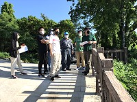 　水保局、產發處及南竿鄉公所會勘津沙村邊坡崩塌嚴重區，討論適宜工法用以整治崩塌區域，以達經濟且符合邊坡穩定的成效。（圖／文：吳嘉榮）