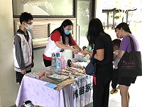 　馬祖家扶中心辦理義賣活動，遊客及鄉親熱情購買或直接捐出善款，付出自己的一份心力。（圖／文：吳嘉榮）