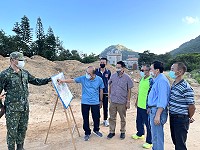　馬防部指揮官廖建興與地方府會及北竿所會共同會勘興安專案場址，軍民對調整配置均表支持。（圖／文：陳鵬雄）