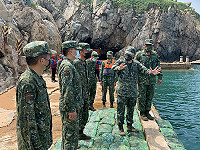 廖指揮官視導亮島各陣地現況。(圖/文:張閔翔)