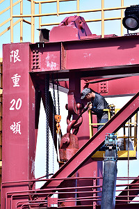 東引中柱碼頭升降棧橋,其中一支油壓缸進行更新,以維持穩定且安全的港埠效能 。(圖/文:陳其敏)