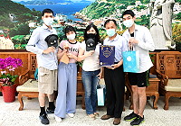 　馬祖鄉親好朋友，三軍總醫院急診醫學部主治醫師陳一心（左1）偕同家人抵馬訪問，受到縣長劉增應熱情歡迎。（圖／文：曹重偉）