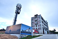 東引消防分隊旁的行動電話共構基地台,近期完成重建更新,並以圖像加強圍籬的美化。(圖/文:陳其敏)