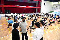 　關心社區接種站現況，縣長劉增應一行1日到南竿體育館了解規劃施打情形，向來接種的鄉親噓寒問暖，慰勉醫護及支援工作人員辛勞。（圖／文：曹重偉）