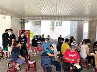 政風處8月18日及9月1日兩天在接種站旁進行廉政宣導,將廉政觀念用簡單的標語散播出去。(圖:政風處)