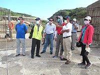 　經濟部水利署第一河川局長董志剛等一行官員，在議長張永江、鄉長林德建、鄉代會主席王維德等人陪同下勘查北澳口海岸崩塌流失情況。（圖：東引鄉公所）