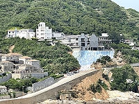 　中山國中辦公大樓下方坡地穩固工程，教育部正式核定3千餘萬元經費交由縣府工務處執行。（圖／文：陳鵬雄）