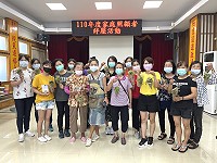 衛福局家庭照顧者紓壓活動西莒登場,邀鄉親製作多肉甜筒,感受不一樣的植物紓壓。(圖/文:宋幸儒)