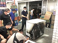 　介壽獅子市場6日上午驚傳火警，消防局介壽分隊立即出動前往灌救，5分鐘後即控制火場，初步研判為冰櫃內部電線走火所致。（圖／文：曹重偉）