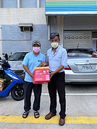 　唐氏症基金會、議長張永江、鄉長林德建、鄉代會主席王維德共同贈送中秋禮盒給東引鄉弱勢族群。（圖：東引鄉公所）