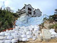　璨樹颱風轉向可能侵台，地基淘空的中山國中辦公大樓如臨大敵。（圖／文：陳鵬雄）