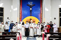 　馬港天主教聖心堂50週年，9日晚舉辦慶祝建堂50週年感恩彌撒，台北總主教鍾安住來馬主持及宣慰教友，縣長劉增應前往致意。（圖／文：曹重偉）