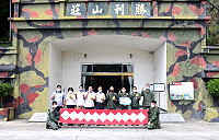 　秋節在即，感謝國軍弟兄辛苦付出，縣府由縣長劉增應率團前往勝利山莊向馬防部指揮官廖建興及官兵弟兄們致贈秋節加菜金。（圖／文：曹重偉）