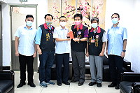 　岸巡弟兄們辛苦了，海巡之友總會金馬澎分會11日由副分會長陳冠人、榮譽顧問議長張永江、楊綏生等人至隊上問候並致贈加菜金。（圖／文：曹重偉）